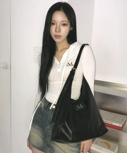 CRESCENT LEATHER SHOULDER BAG (BLACK)