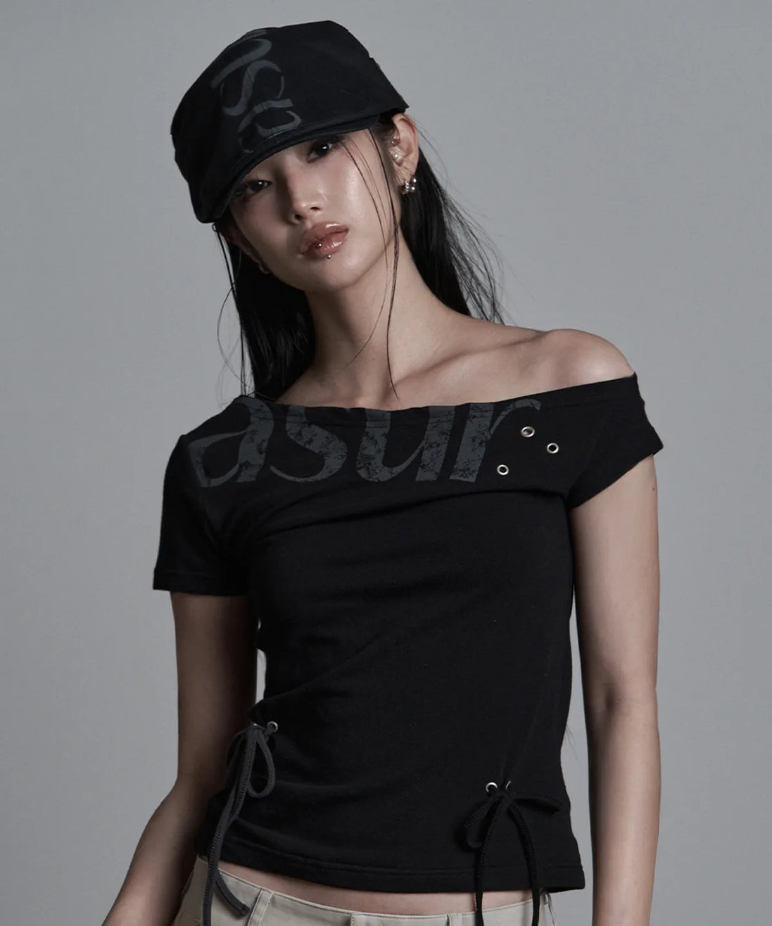 PUNCHING UNBALANCE OFF SHOULDER T-SHIRT (BLACK)