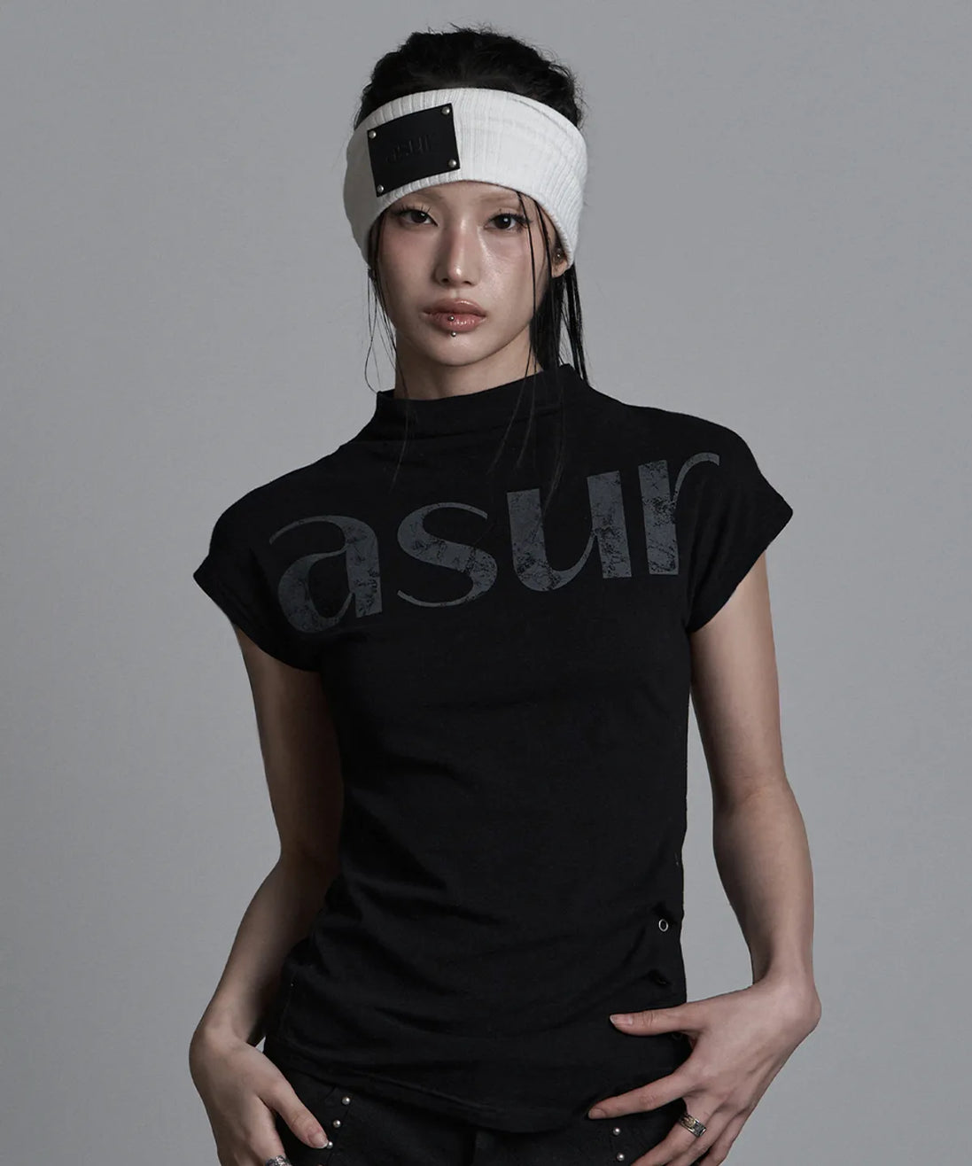 SIDE SNAP HALF NECK T-SHIRT (BLACK)