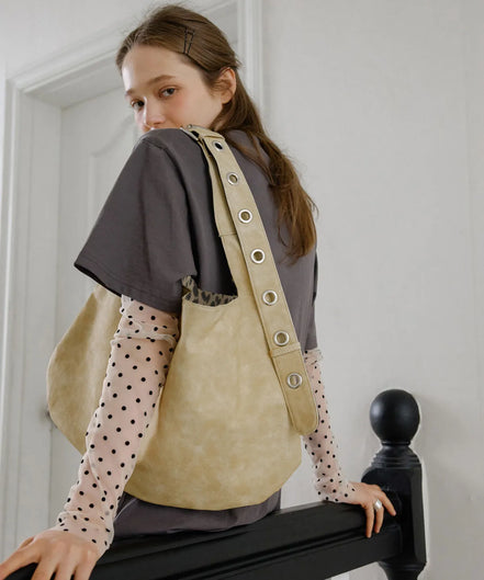 BUCKLE REVERSIBLE SHOULDER BAG (BUTTER & LEOPARD)