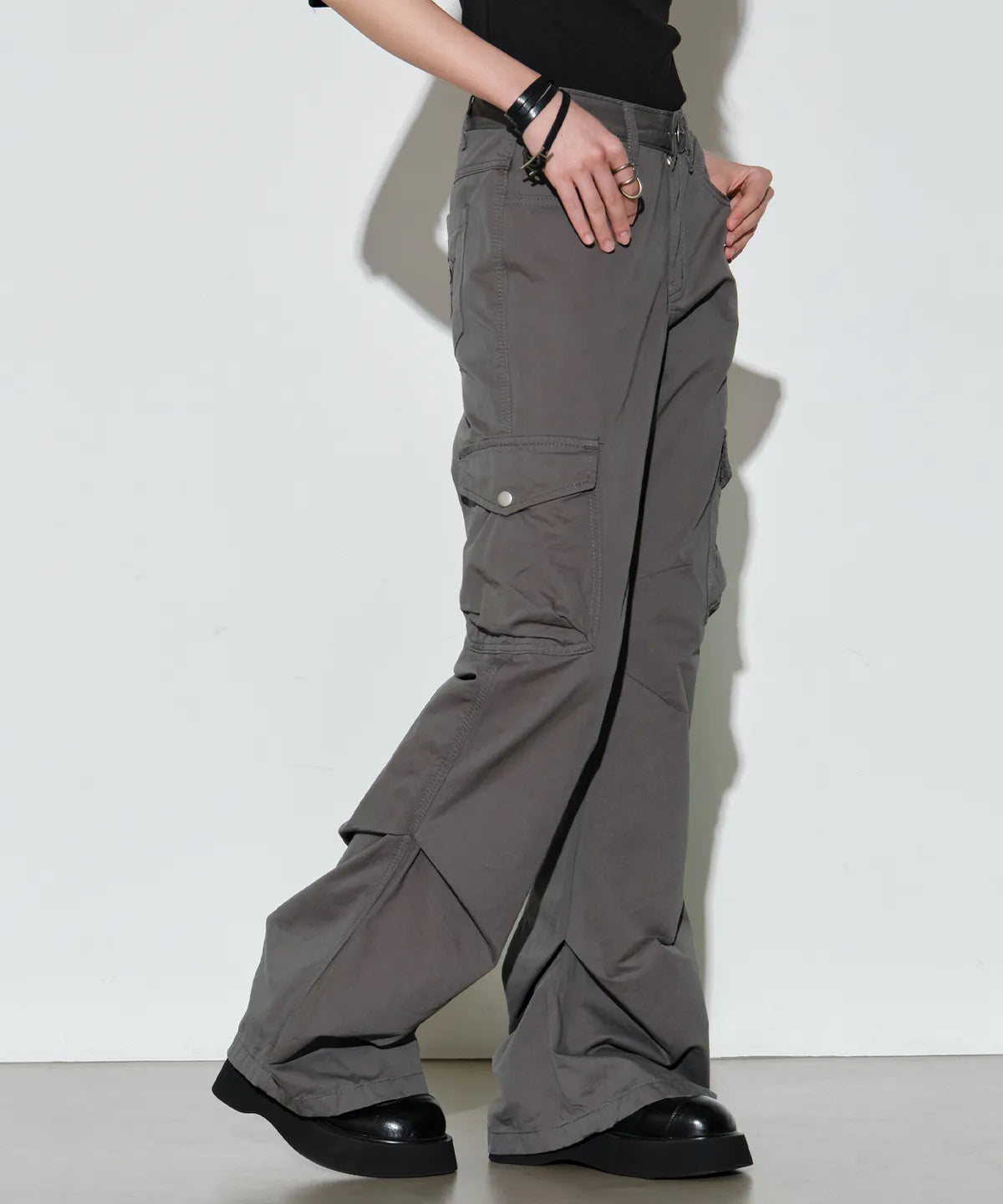 Flowing Pleated Pigment Bootcut Pants (Grey)