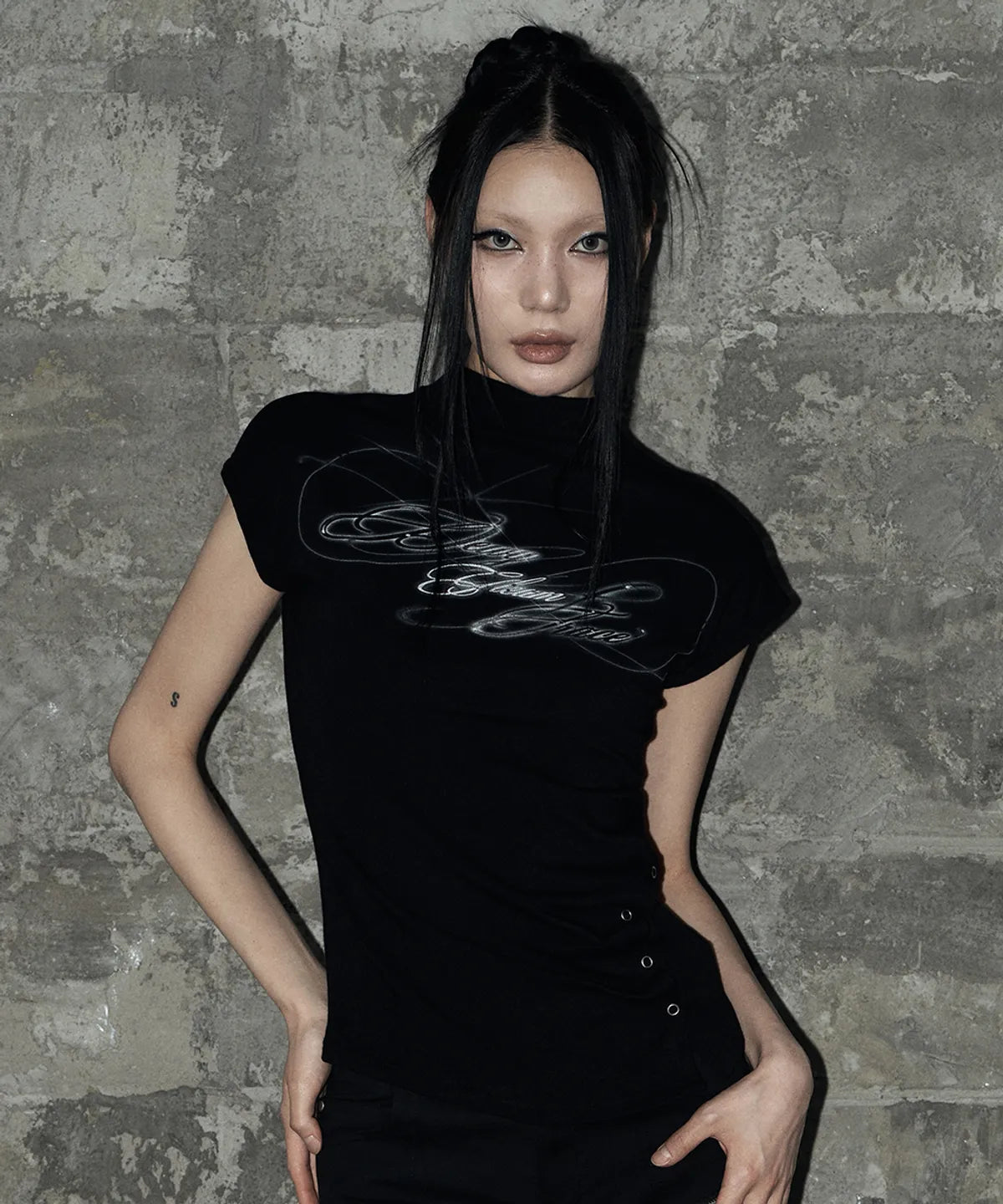 KITSCH SNAP HALF-NECK T-SHIRT (BLACK)