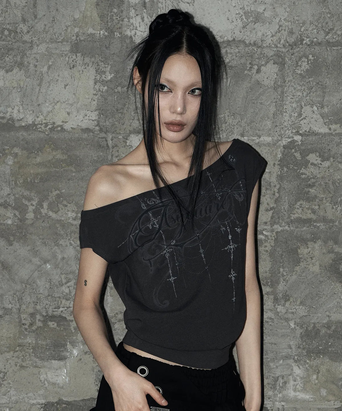 KITSCH DOLMAN OFF-SHOULDER TEE (CHARCOAL)