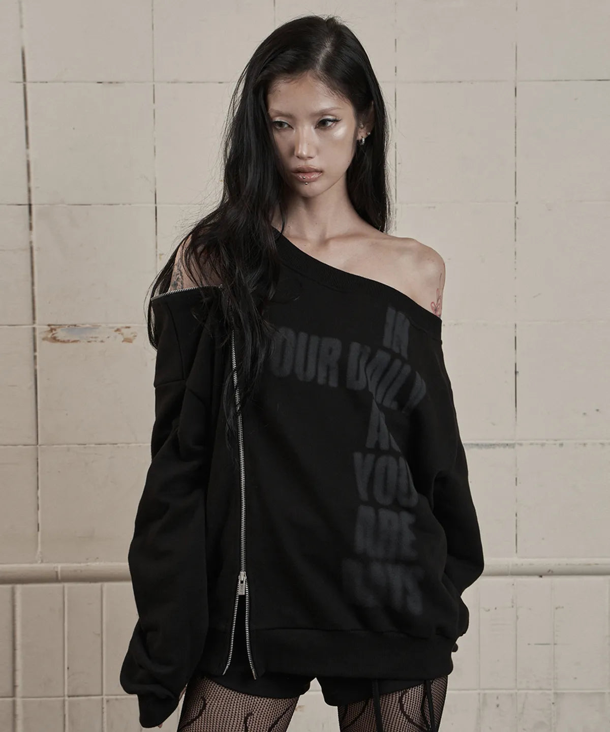 LINE OFF SHOULDER SWEATSHIRT (BLACK)