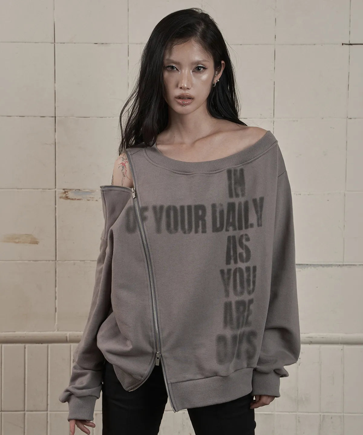 LINE OFF SHOULDER SWEATSHIRT (DARK GREY)