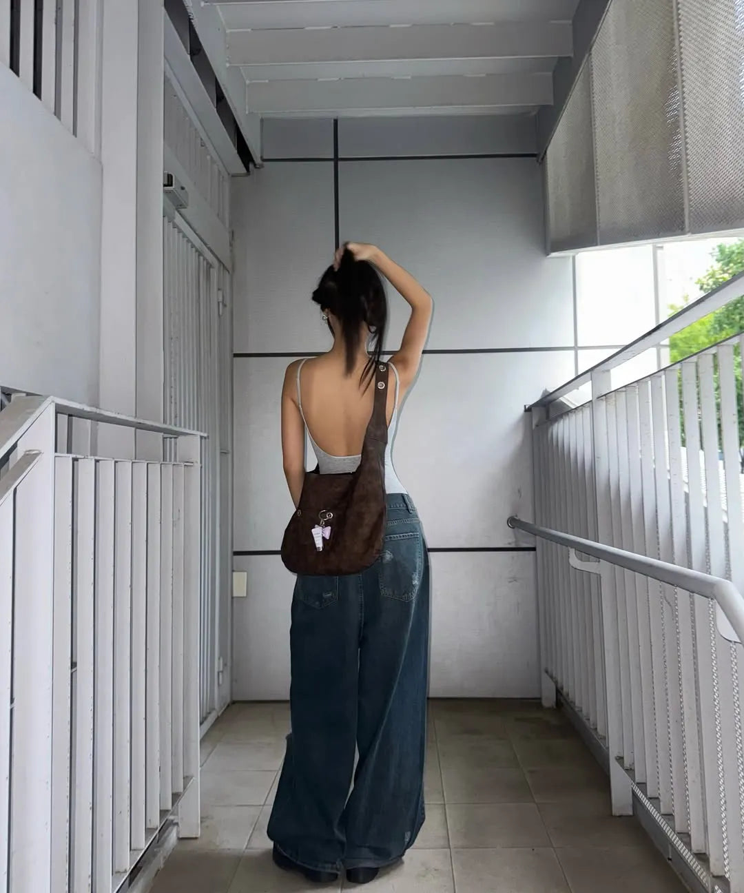 BUCKLE REVERSIBLE SHOULDER BAG (BROWN)