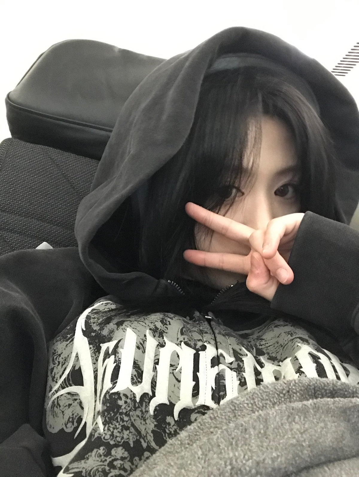 [ahyeon同款] DARK CREST HOODED ZIP-UP (WASHED BLACK)