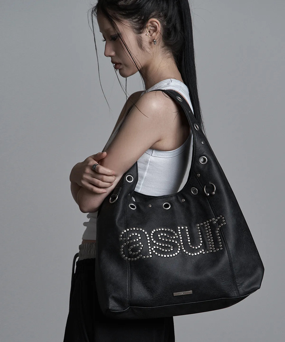 Crash eyelet shoulder bag (black)
