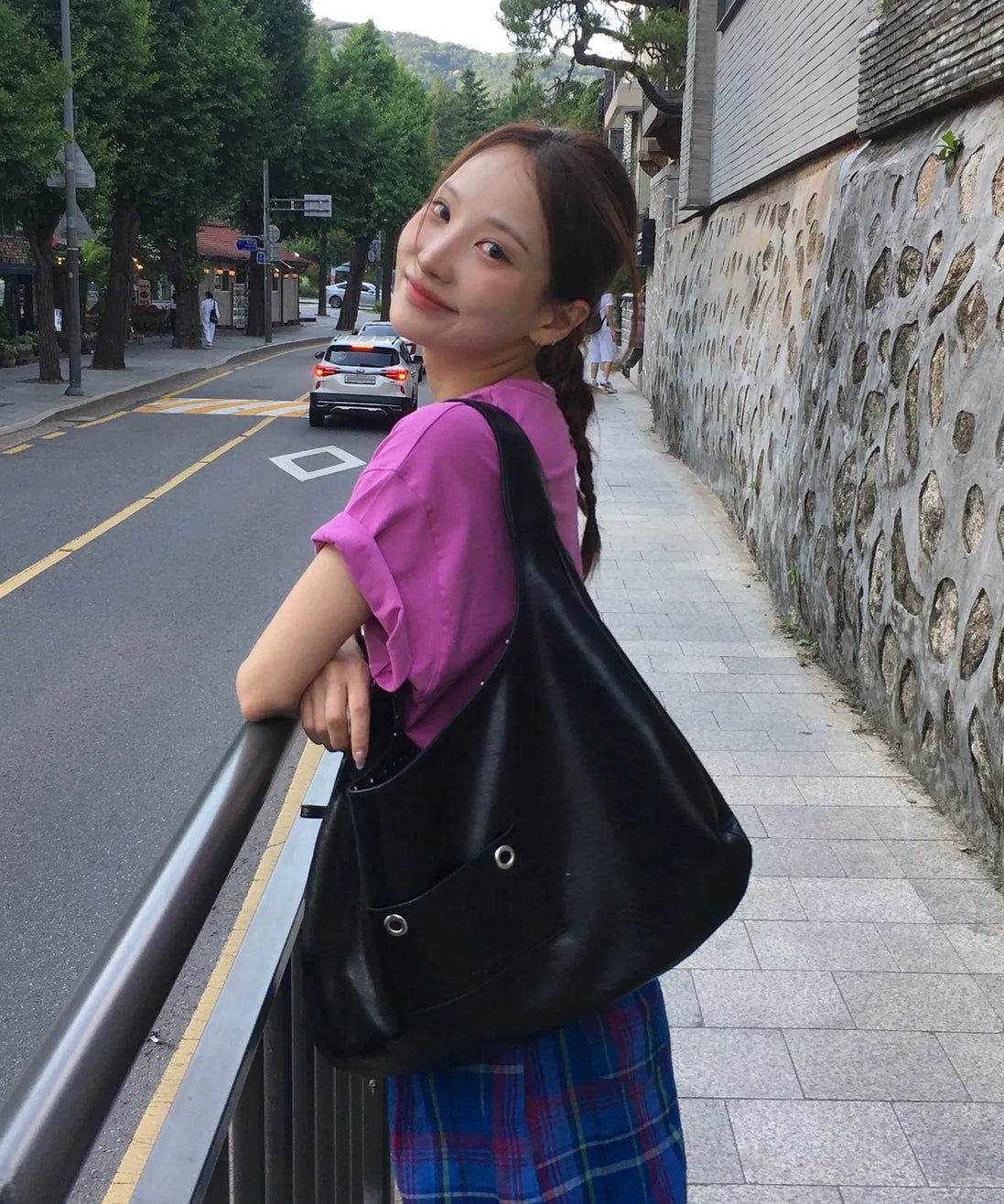 BUCKLE REVERSIBLE SHOULDER BAG (BLACK)