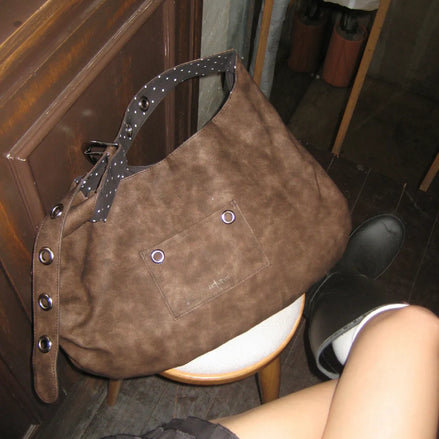 BUCKLE REVERSIBLE SHOULDER BAG (BROWN)