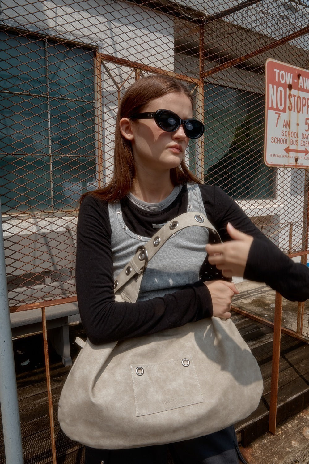 BUCKLE REVERSIBLE SHOULDER BAG (GREY)