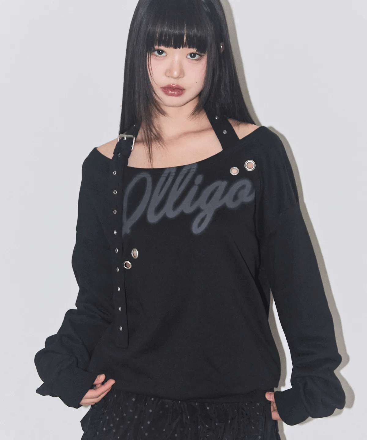 illigo - 129 buckle off shoulder sweatshirt (black)