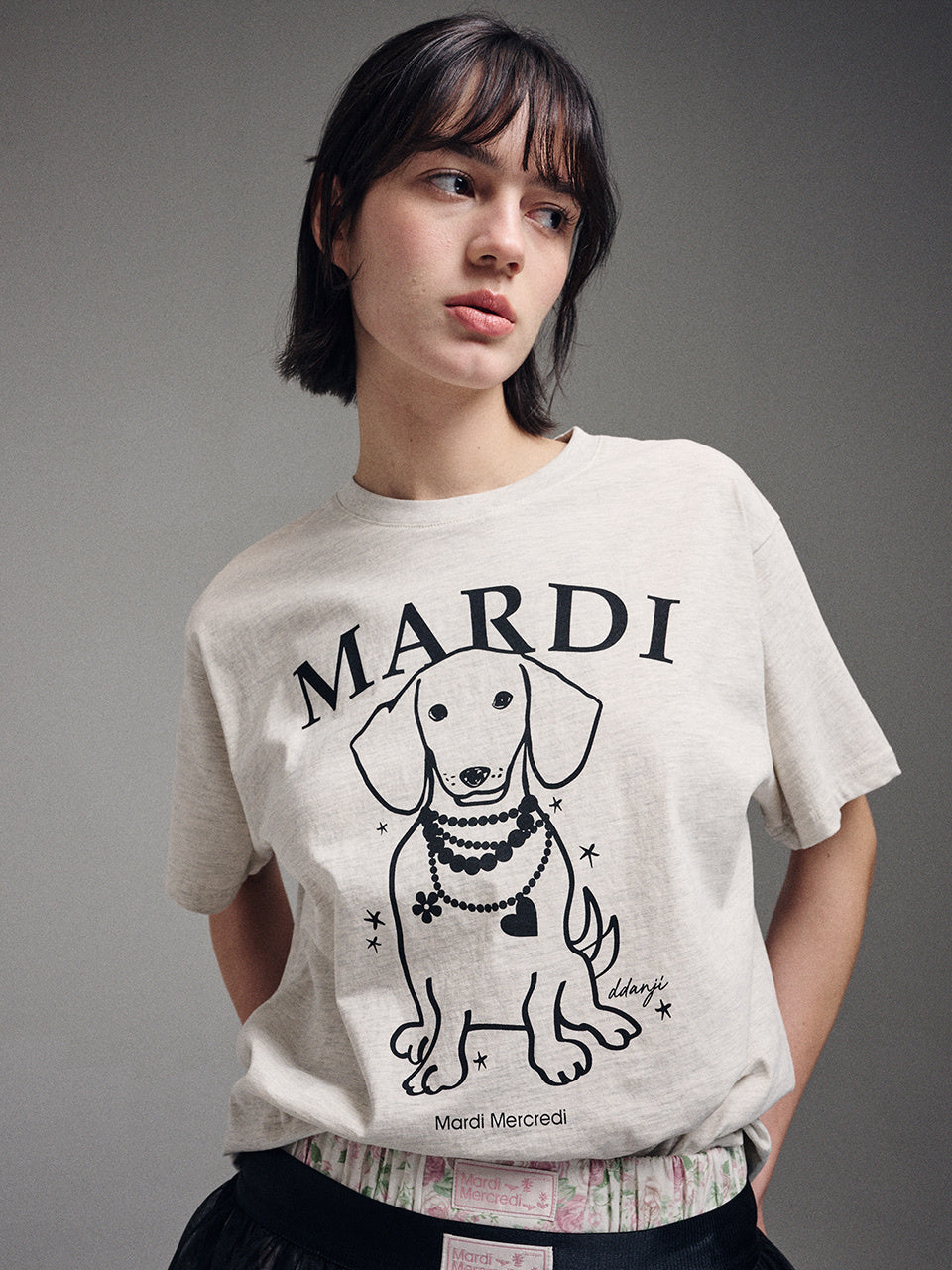MARDI MERCREDI - TSHIRT SWING THE TAIL DDANJI PEARL NECKLACE (OATMEAL BLACK)