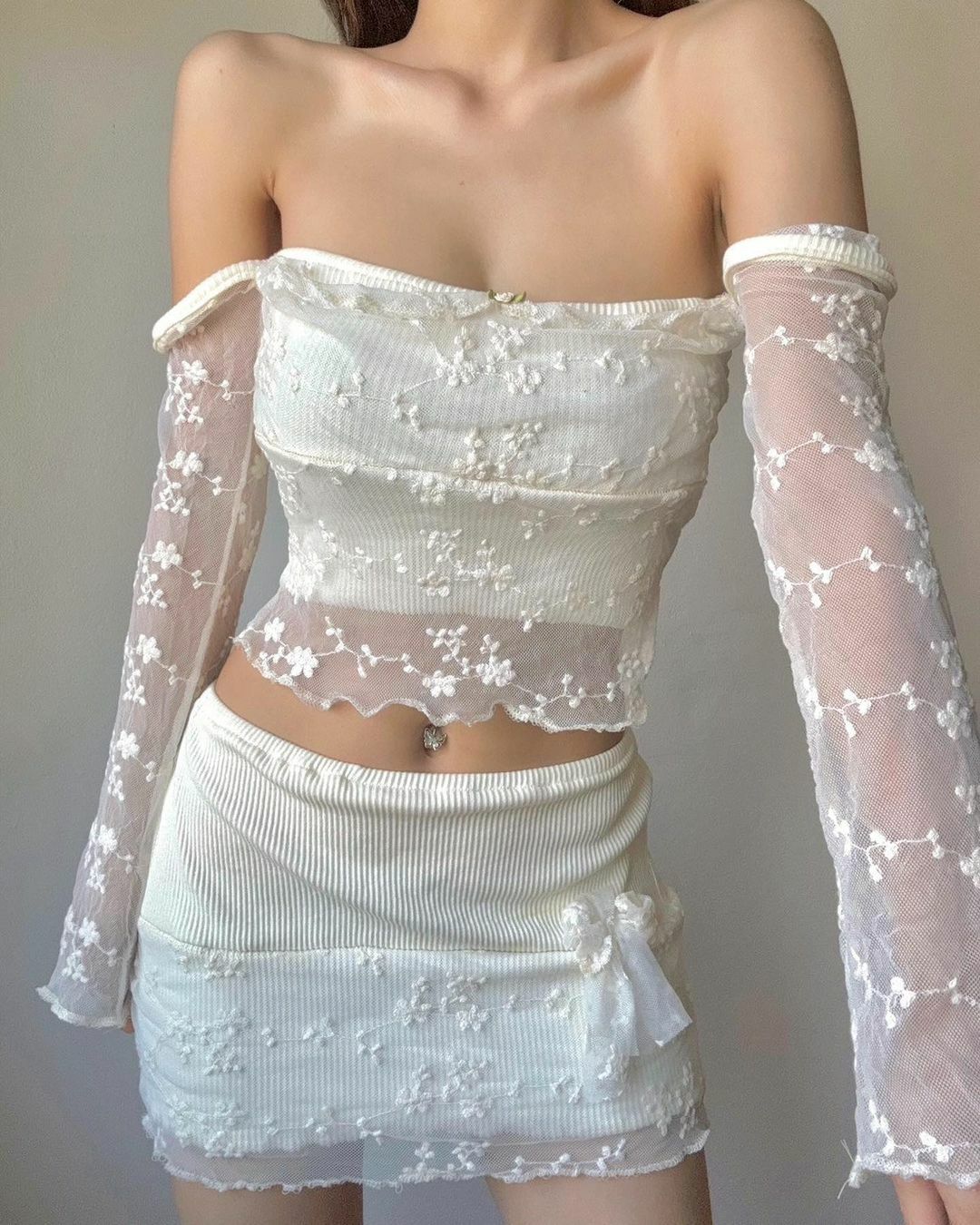 TH FLOWER LACE TOP (WHITE)
