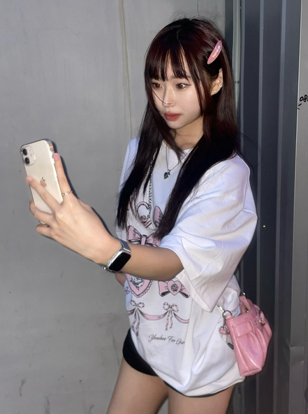 YOUHEE - RIBBON GRAPHIC T-SHIRTS (WHITE) [JOY同款]