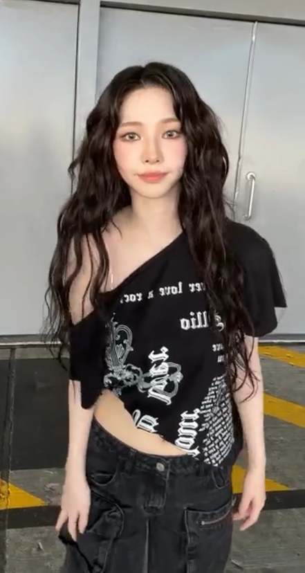 [KARINA同款] illio - LOVER ONE SHOULDER T-SHIRTS (BLACK)