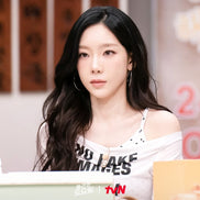 (asa/ taeyeon同款) pleasenofollow - kacy lettering long off shoulder top (white)
