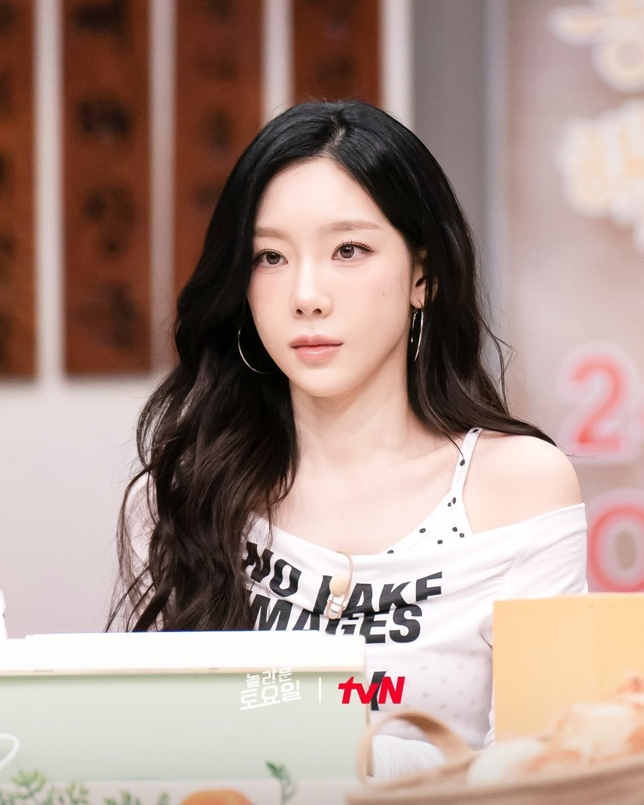 (asa/ taeyeon同款) pleasenofollow - kacy lettering long off shoulder top (white)