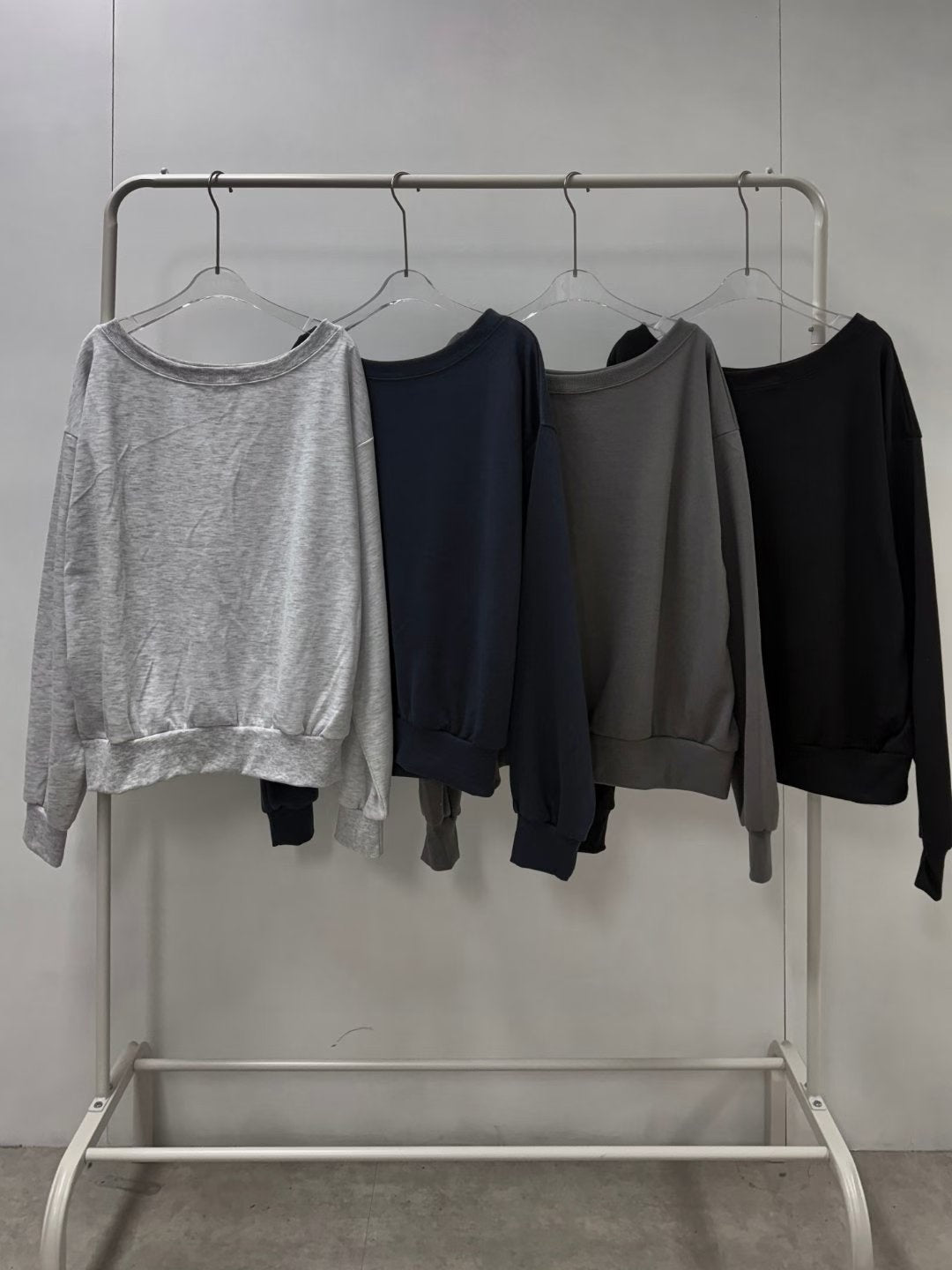KR OFF SHOULDER OVERSIZED SWEATSHIRT (4 COLORS)