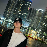 [JENNIE同款] [RIIZE WOOBIN同款] LMC - GOTHIC SATIN 6PANEL CAP (navy)