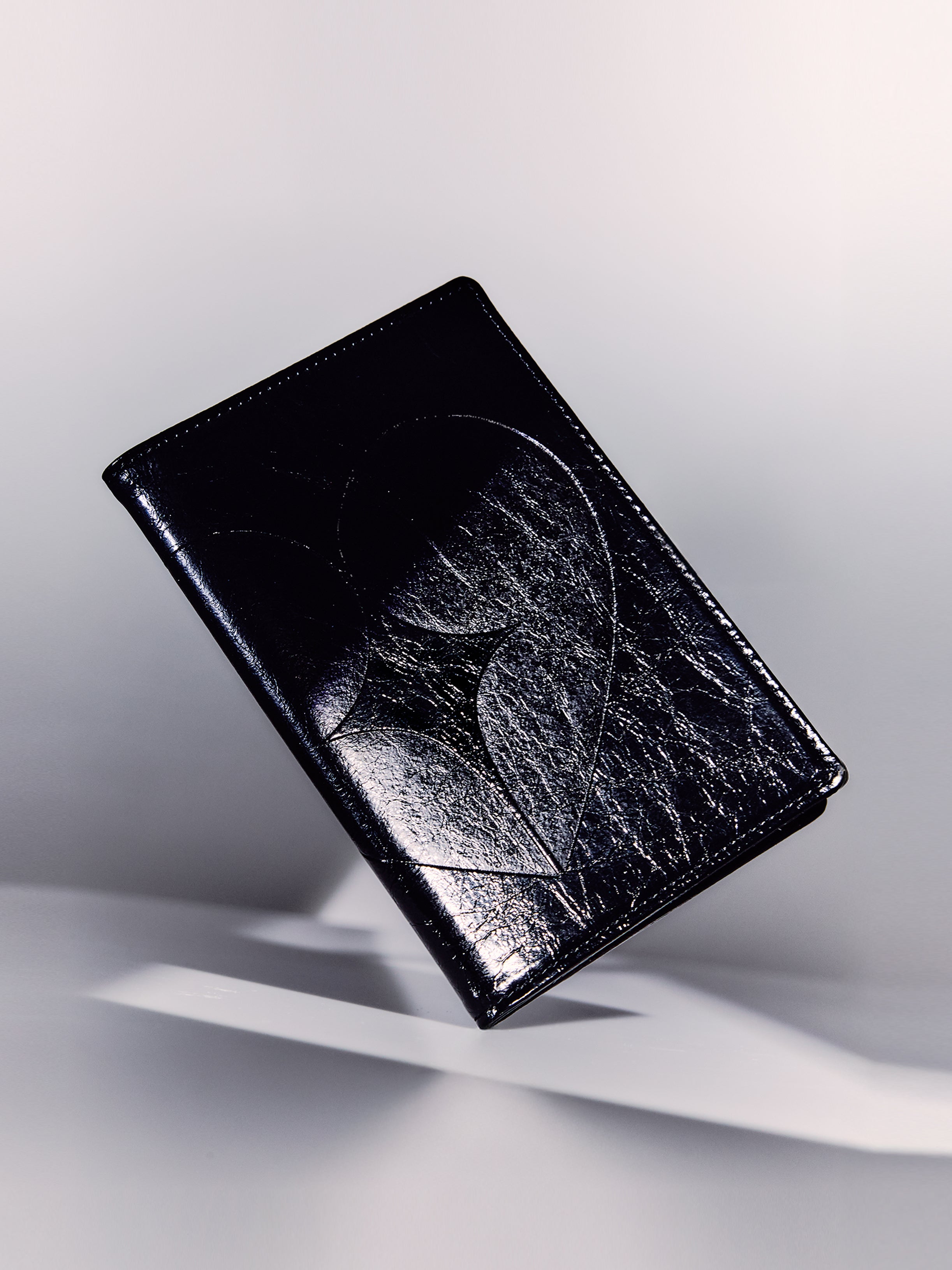 HEARTY PASSPORT CASE (BLACK)