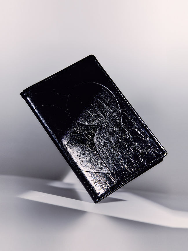 HEARTY PASSPORT CASE (BLACK)