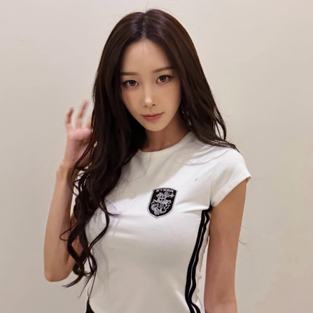 (Giselle同款) EYEER - Shield Logo Short Sleeve Top (White)