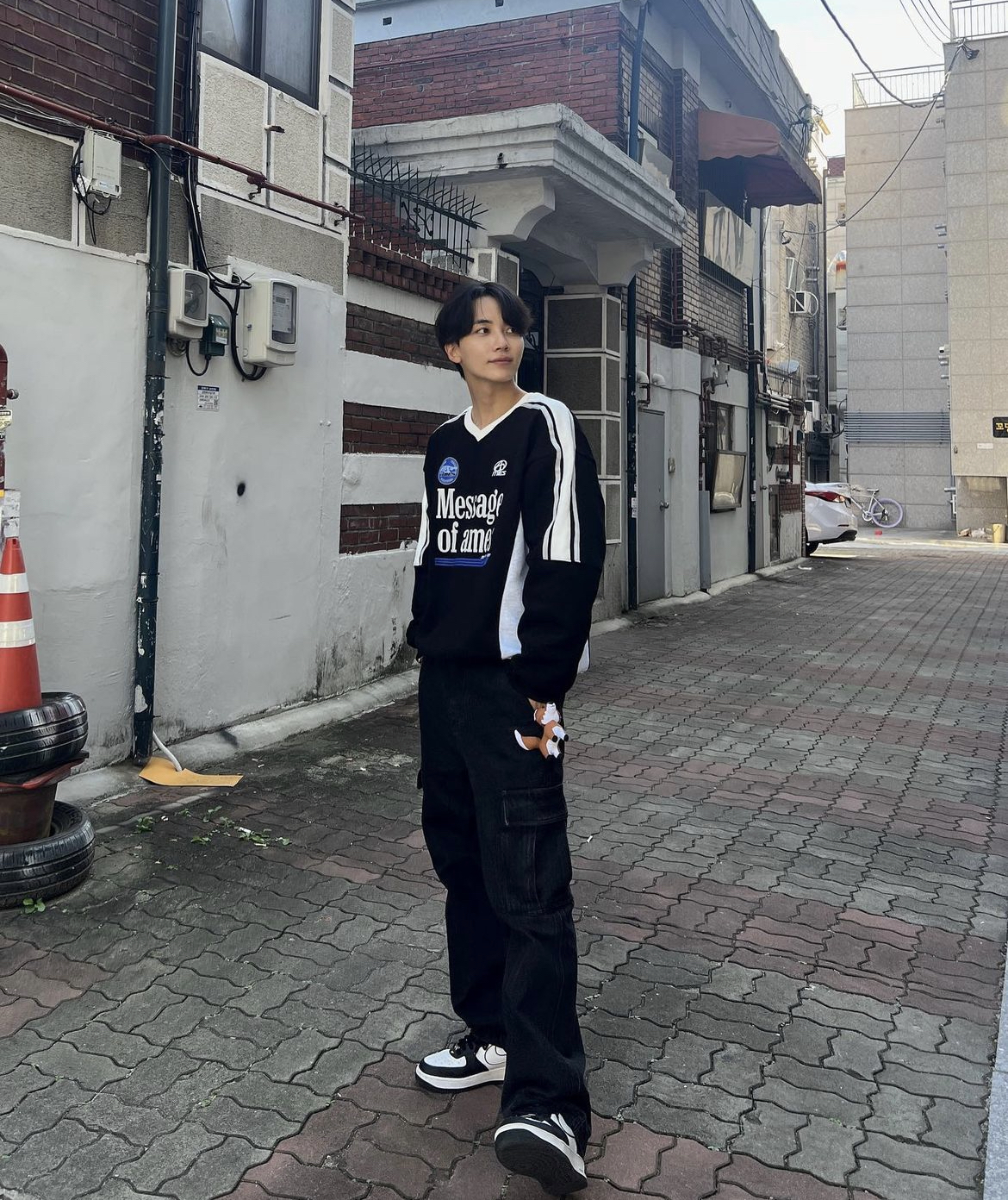 AMES V NECK UNIFORM SWEATSHIRT BLACK
