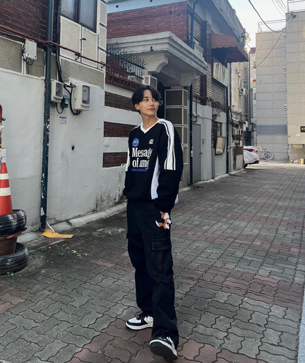 AMES V NECK UNIFORM SWEATSHIRT BLACK