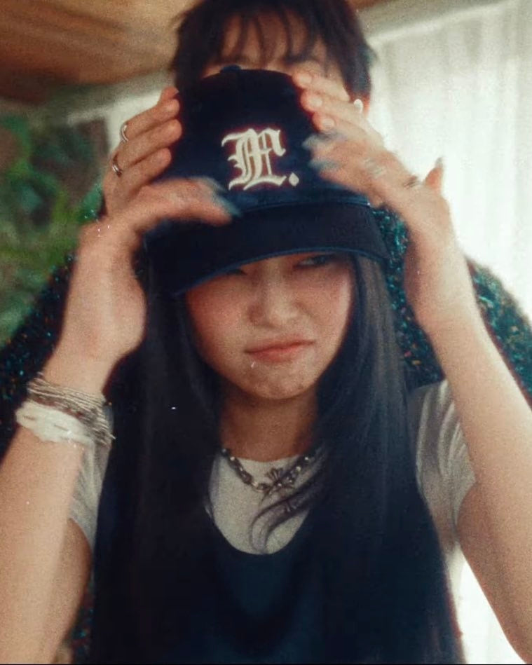 [JENNIE同款] [RIIZE WOOBIN同款] LMC - GOTHIC SATIN 6PANEL CAP (navy)