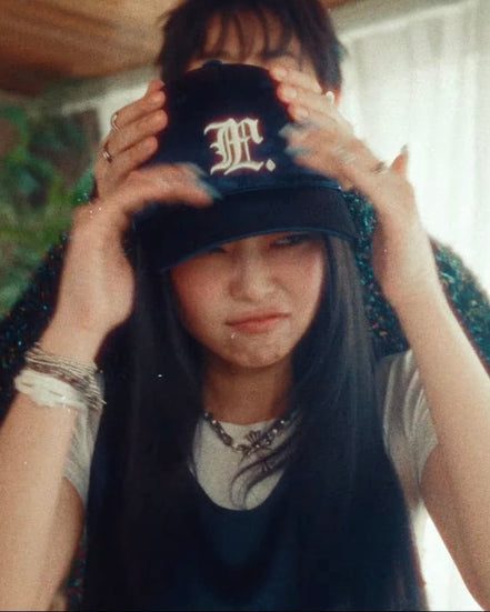 [JENNIE同款] [RIIZE WOOBIN同款] LMC - GOTHIC SATIN 6PANEL CAP (navy)