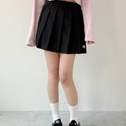 MUAHMUAH - STITCH LOGO PLEATS SKIRT (BLACK)