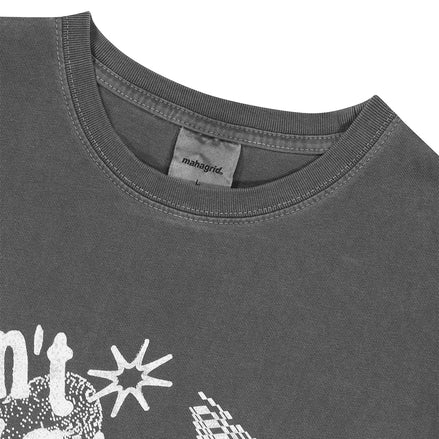 MAHAGRID - DON’T PANIC PIGMENT TEE CHARCOAL