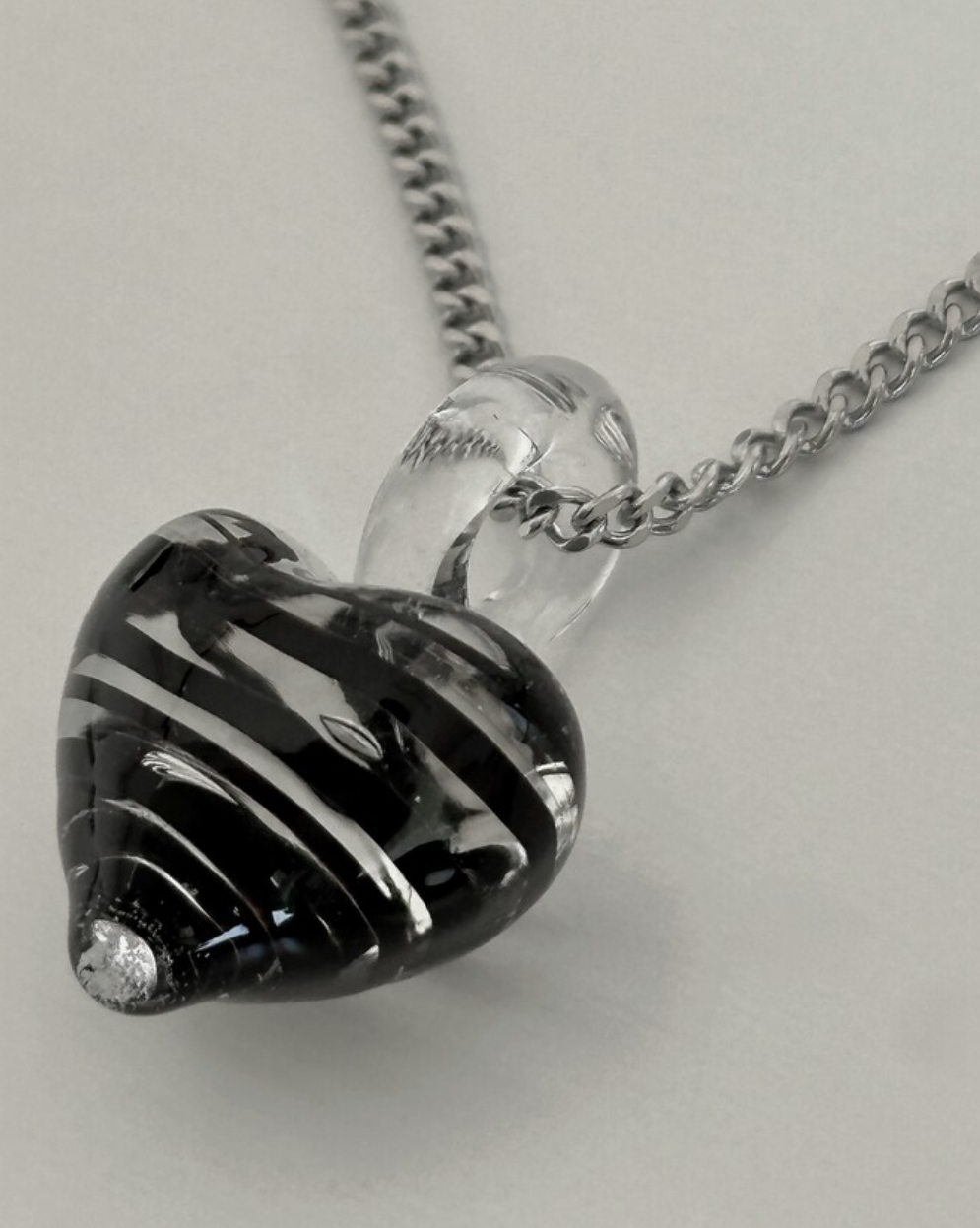 OFUSE - dark heart necklace