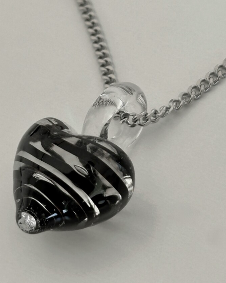 OFUSE - dark heart necklace