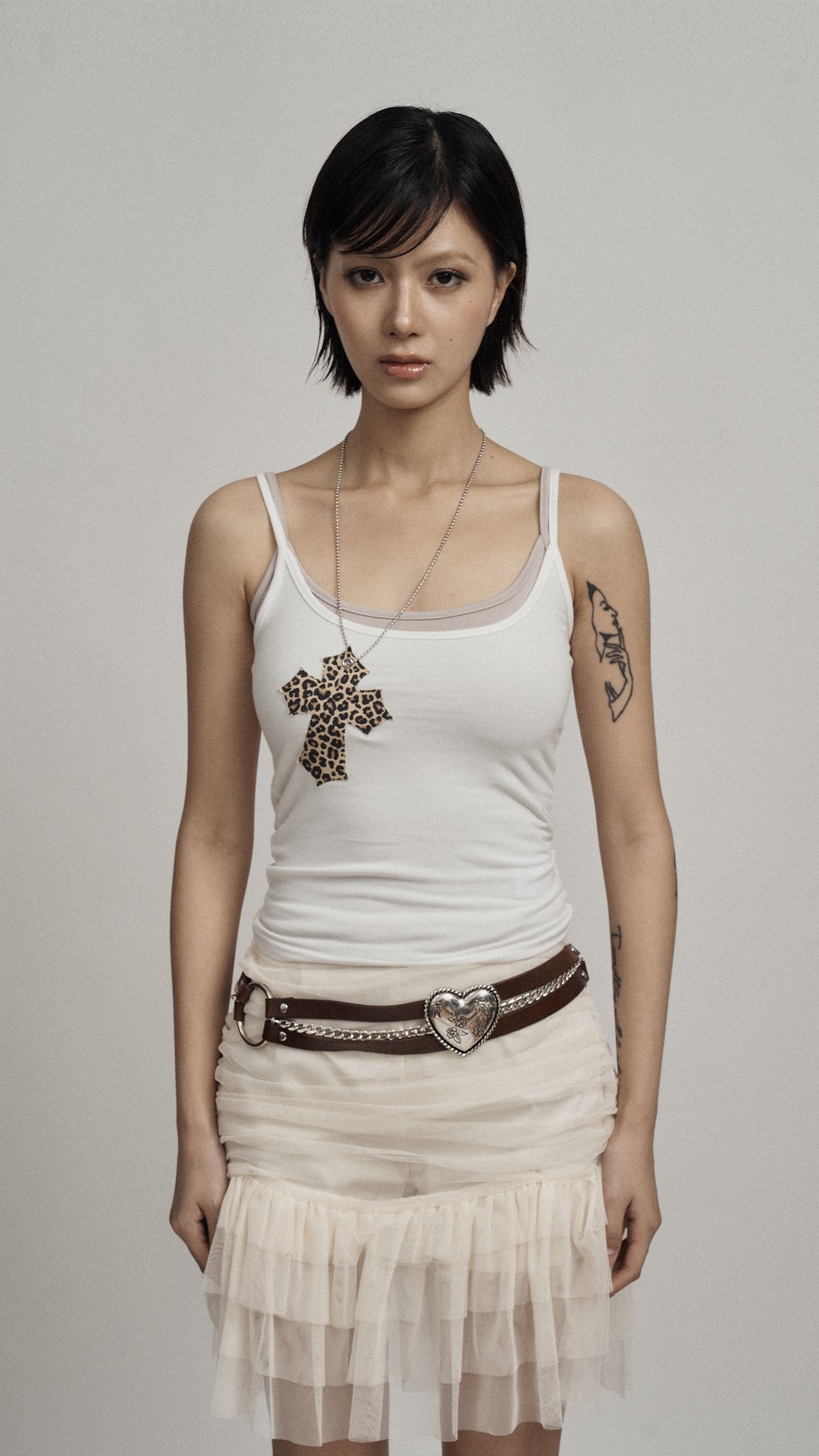 illio - LEOPARD CROSS NECKLACE SLEEVELESS (WHITE)