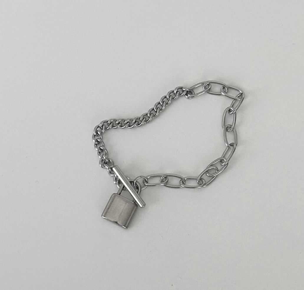 OFUSE - lock toggle bracelet