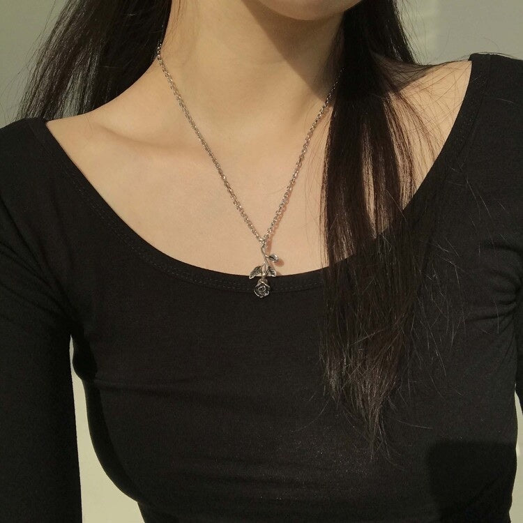 OFUSE - rose necklace