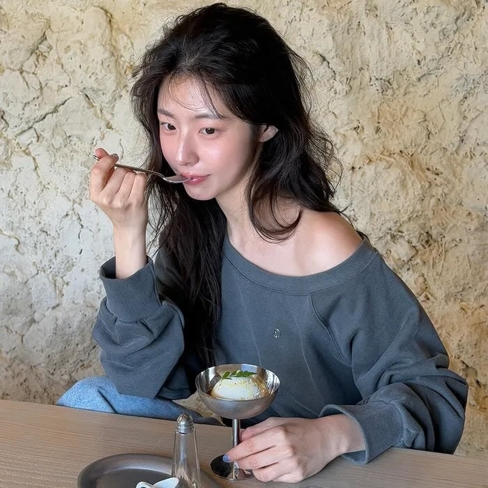 (趙露思同款) letter from moon - off shoulder sweatshirt (pigment charcoal)