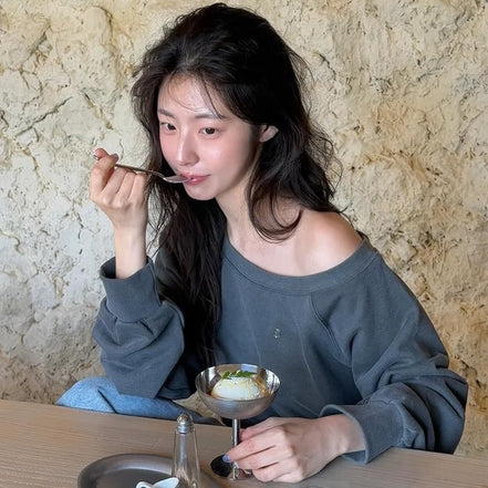 (趙露思同款) letter from moon - off shoulder sweatshirt (pigment charcoal)