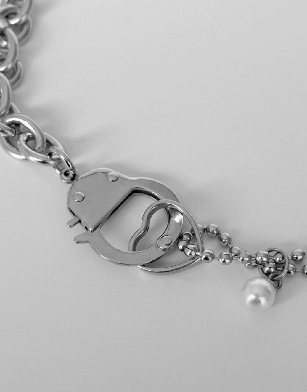 OFUSE - pearl drop choker (handcuffs)