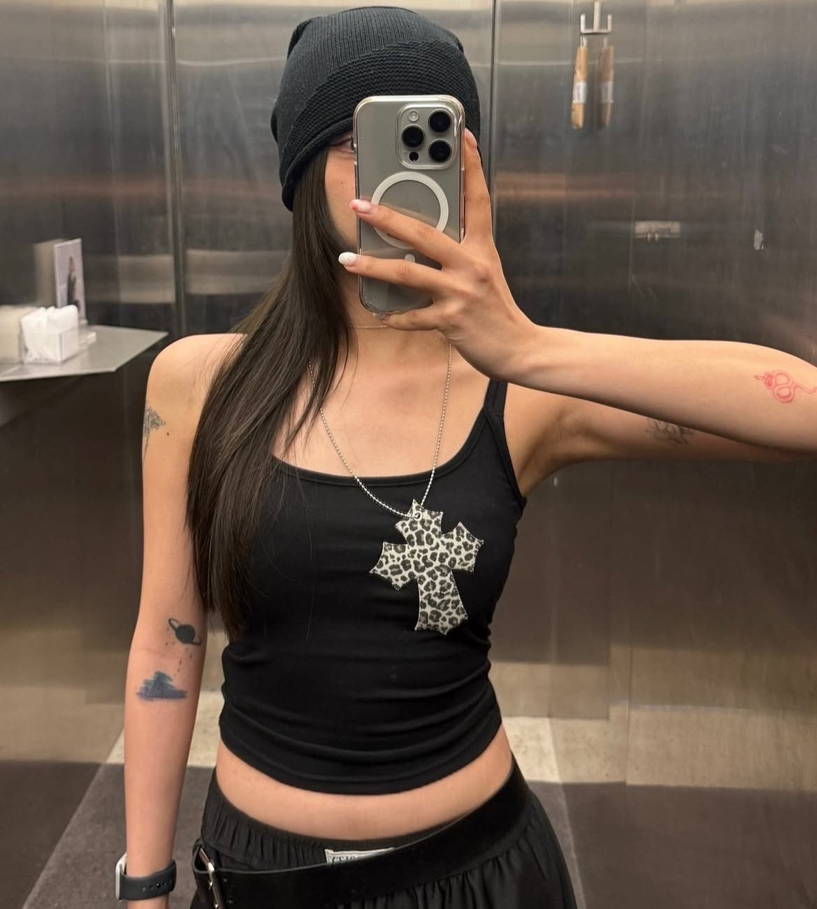 [WONYOUNG同款] illio - LEOPARD CROSS NECKLACE SLEEVELESS (BLACK)
