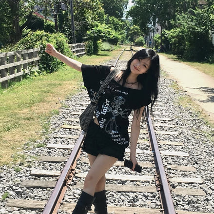 [KARINA同款] illio - LOVER ONE SHOULDER T-SHIRTS (BLACK)