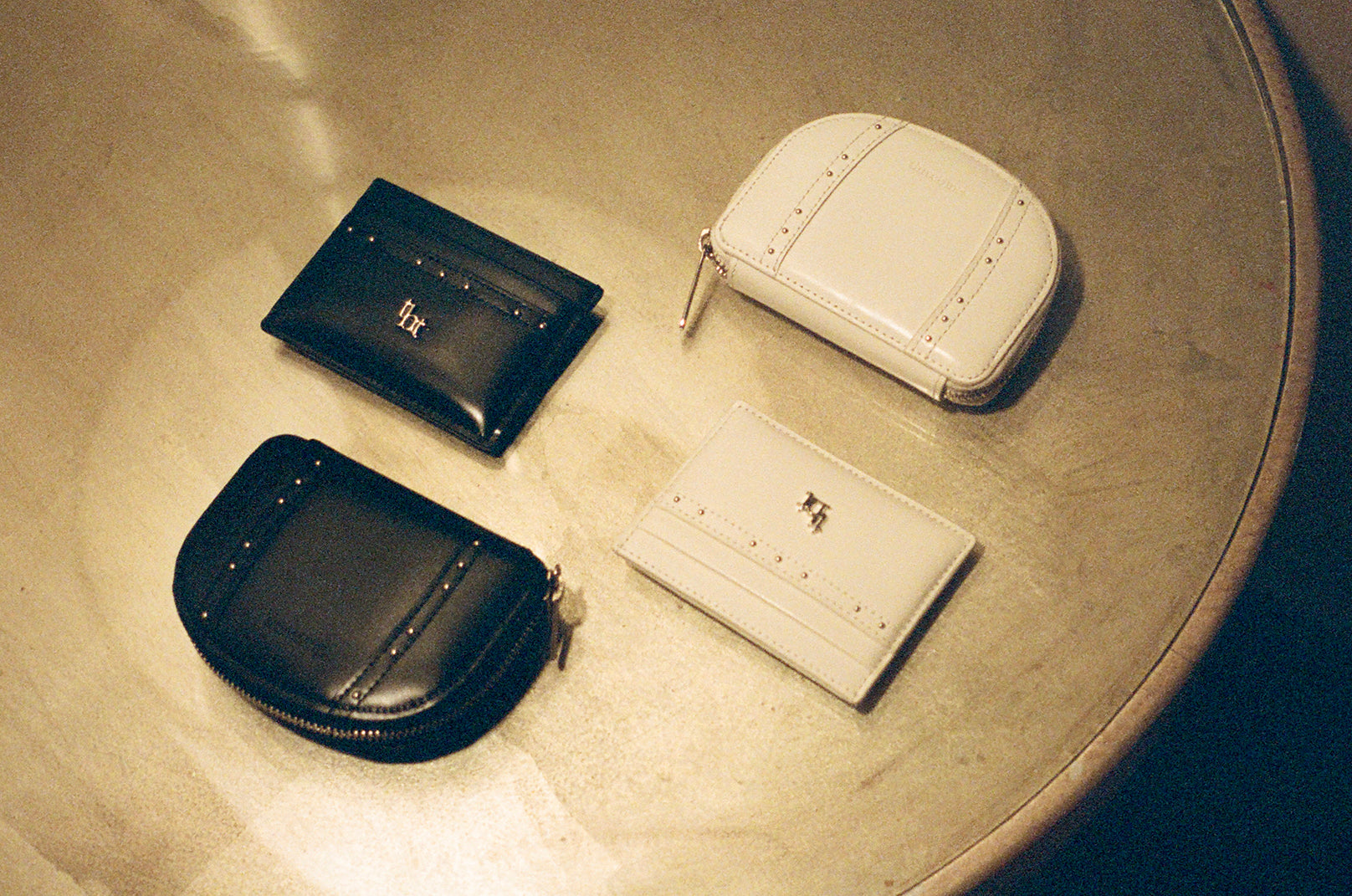 THREE TIMES - Classic stud card holder (Ivory)