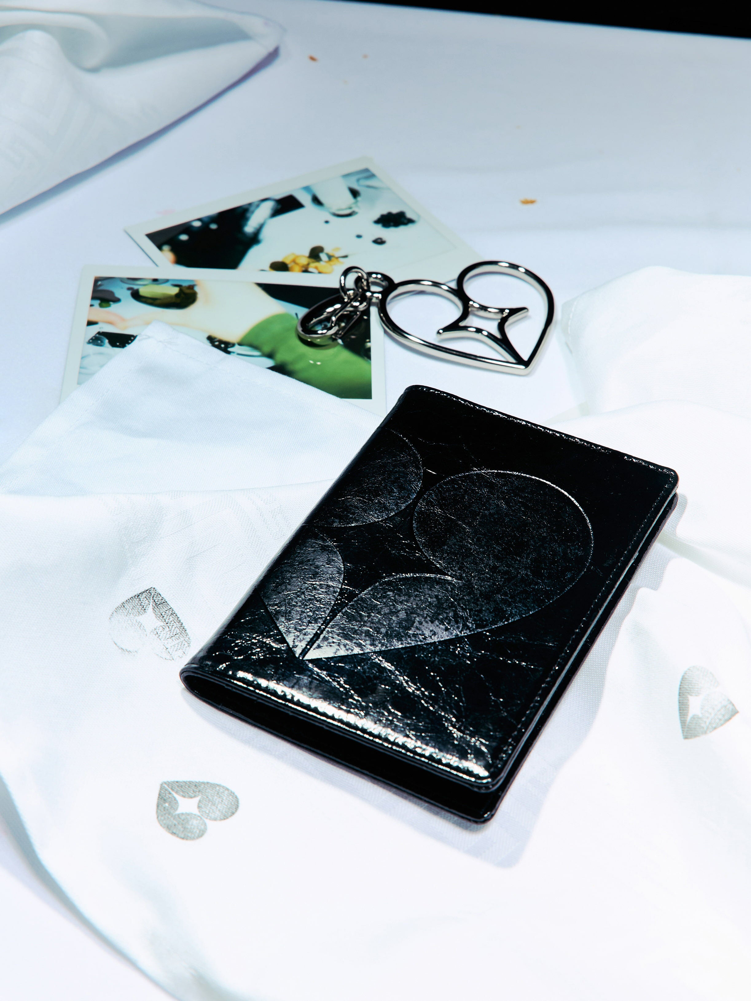 HEARTY PASSPORT CASE (BLACK)