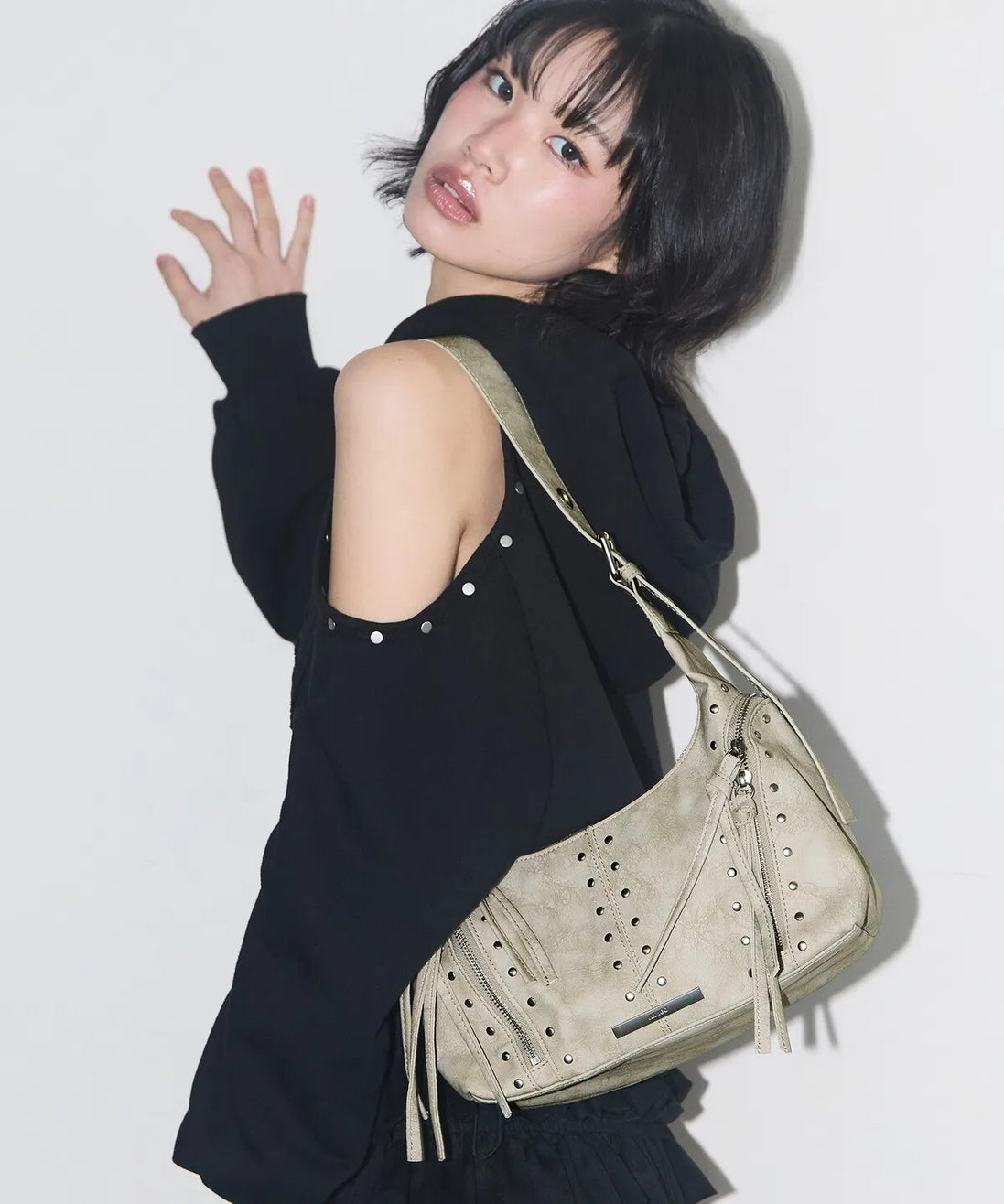 illigo - riff eyelet shoulder bag (beige)
