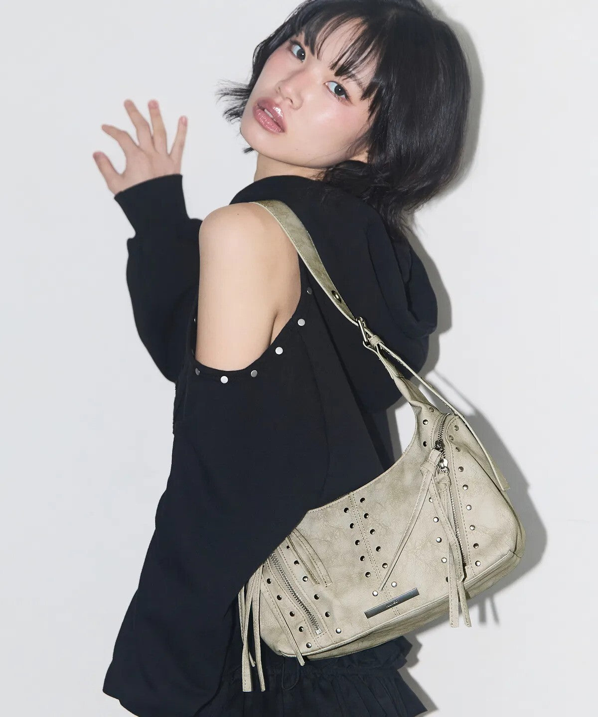 illigo - riff eyelet shoulder bag (beige)