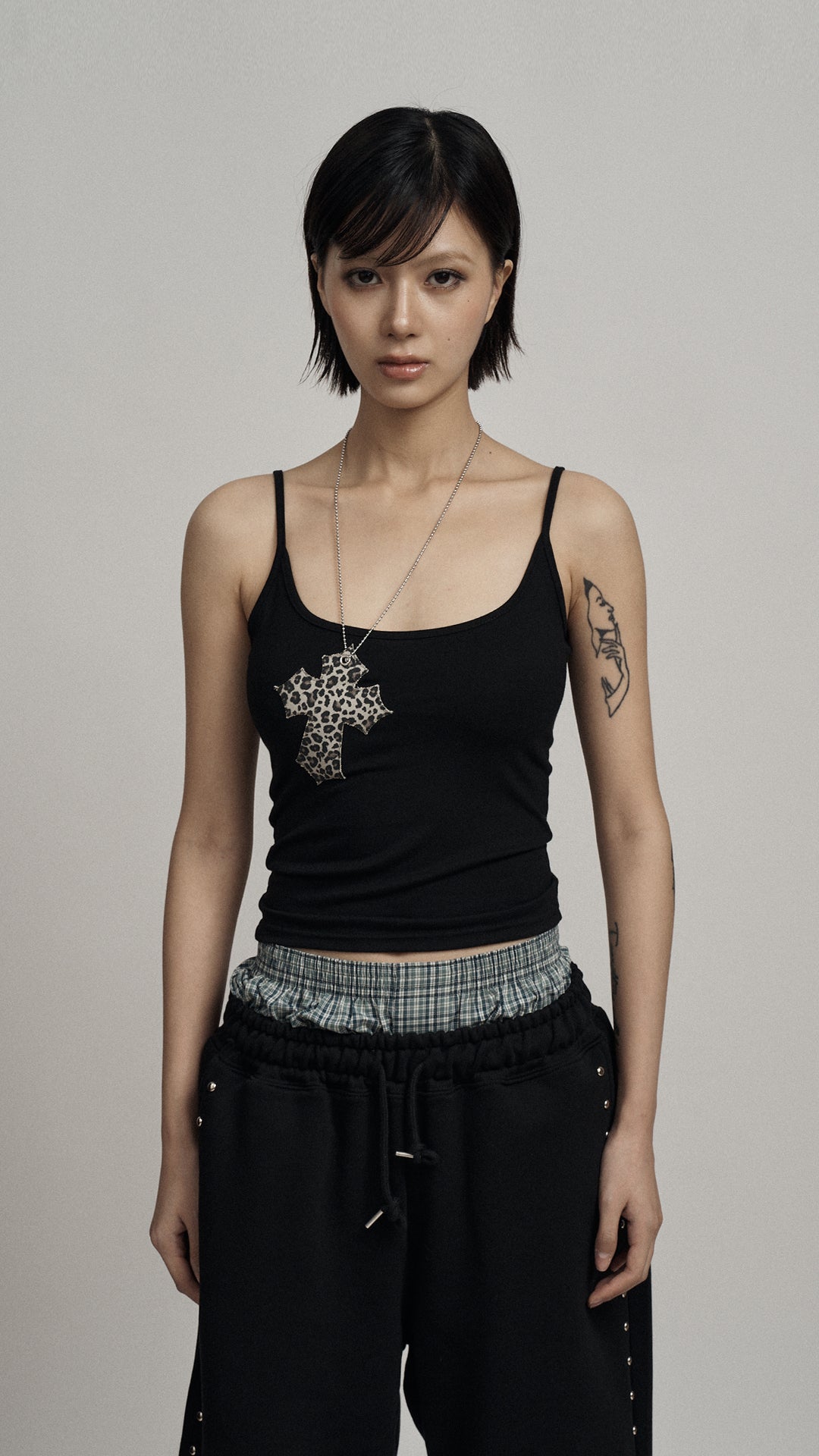 [WONYOUNG同款] illio - LEOPARD CROSS NECKLACE SLEEVELESS (BLACK)