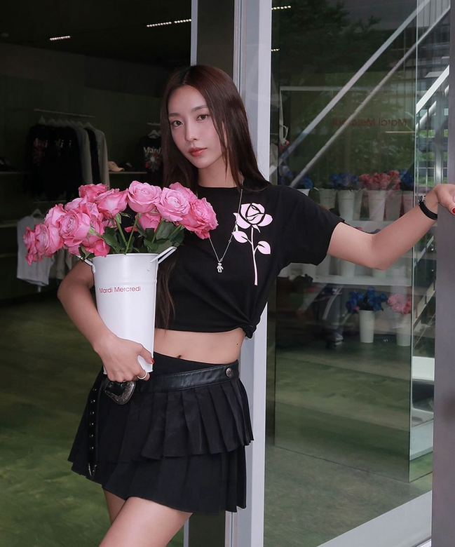 MARDI MERCREDI - SLIM TSHIRT UNE ROSE (BLACK PINK)